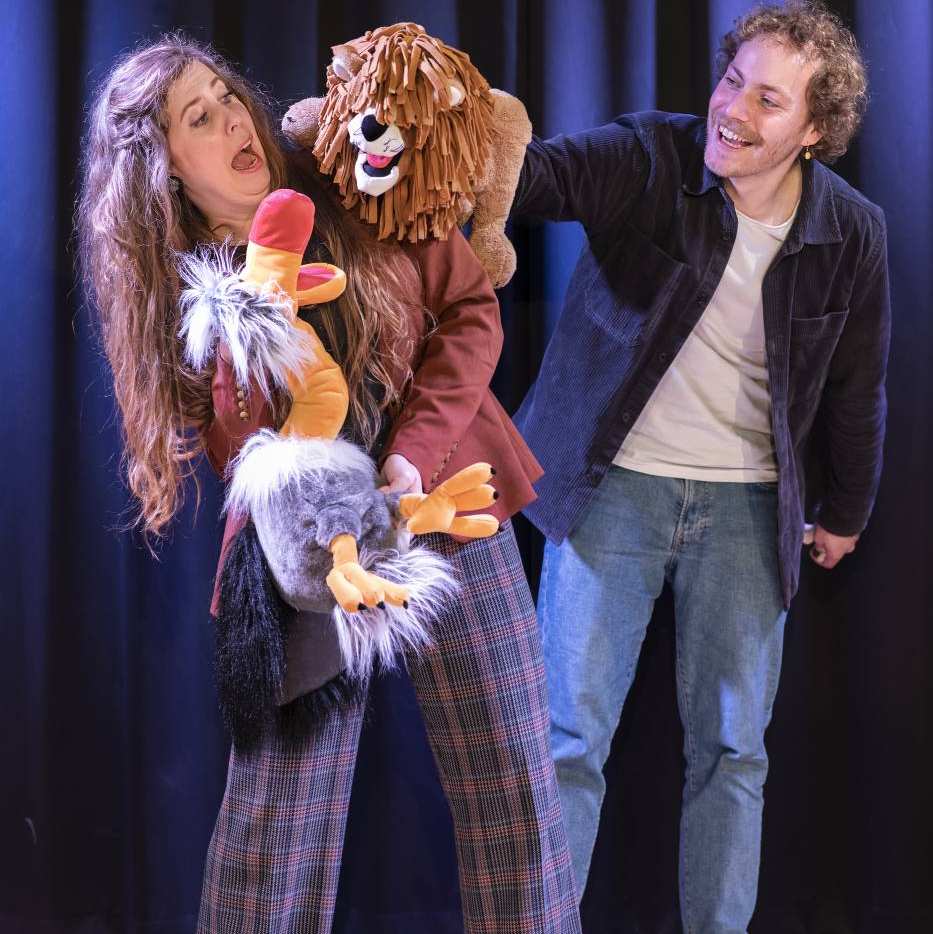 3 studenten van de master dramatherapie op het toneel met handpoppen