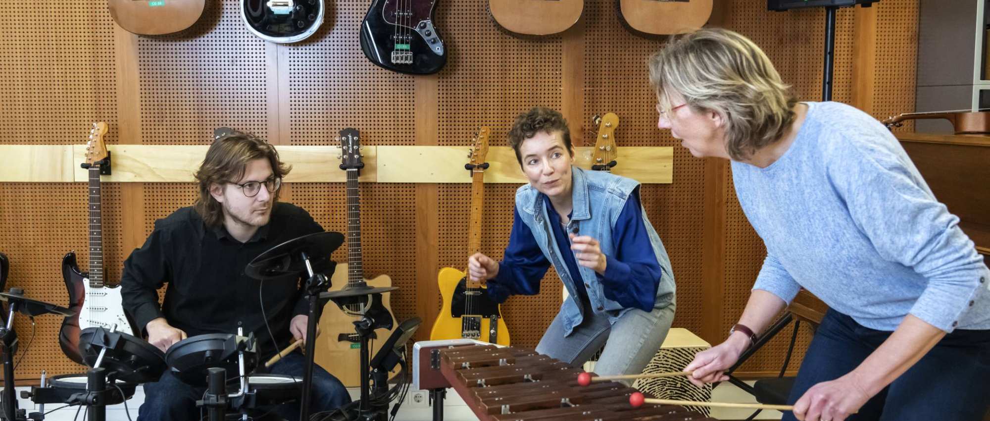 NIET GEBRUIKEN - i.v.m. overlijden M. de Witte | Docent en student Master Vaktherapie - Muziektherapie - maken muziek.