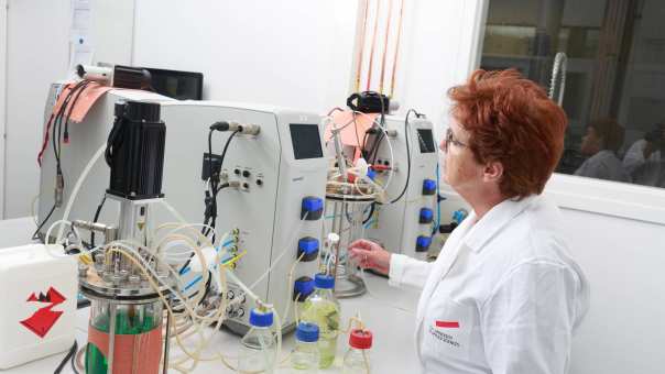 Cursist Elly van der Zwart werkt aan de bioreactor