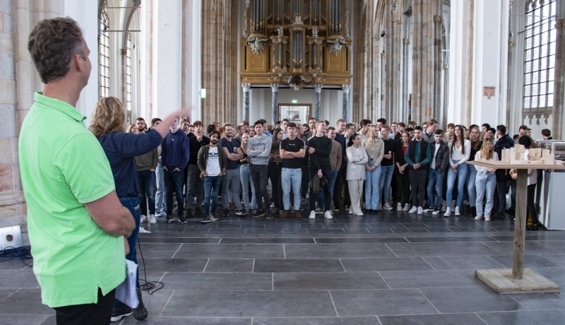 studenten en docenten bouwkunde tijdens de presentatie in de eusebiuskerk in arnhem