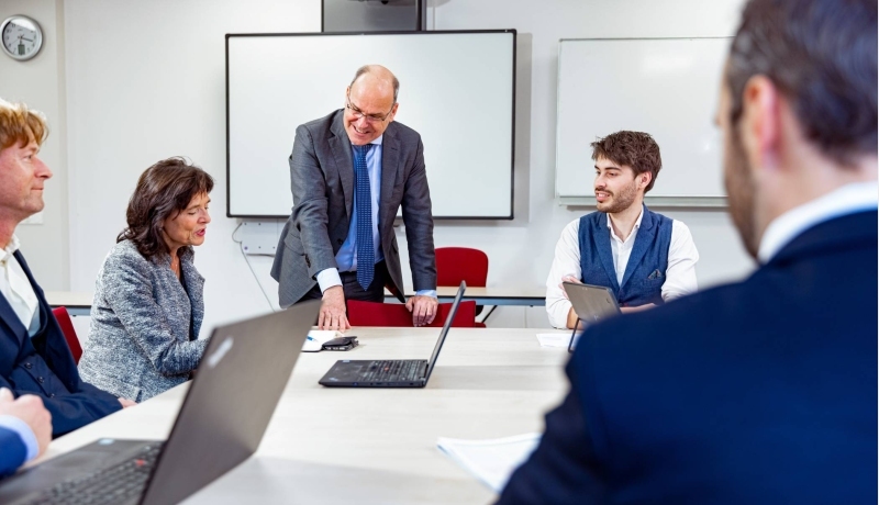 Een deeltijdstudent in gesprek met de werkgever over de voordelen van studeren.