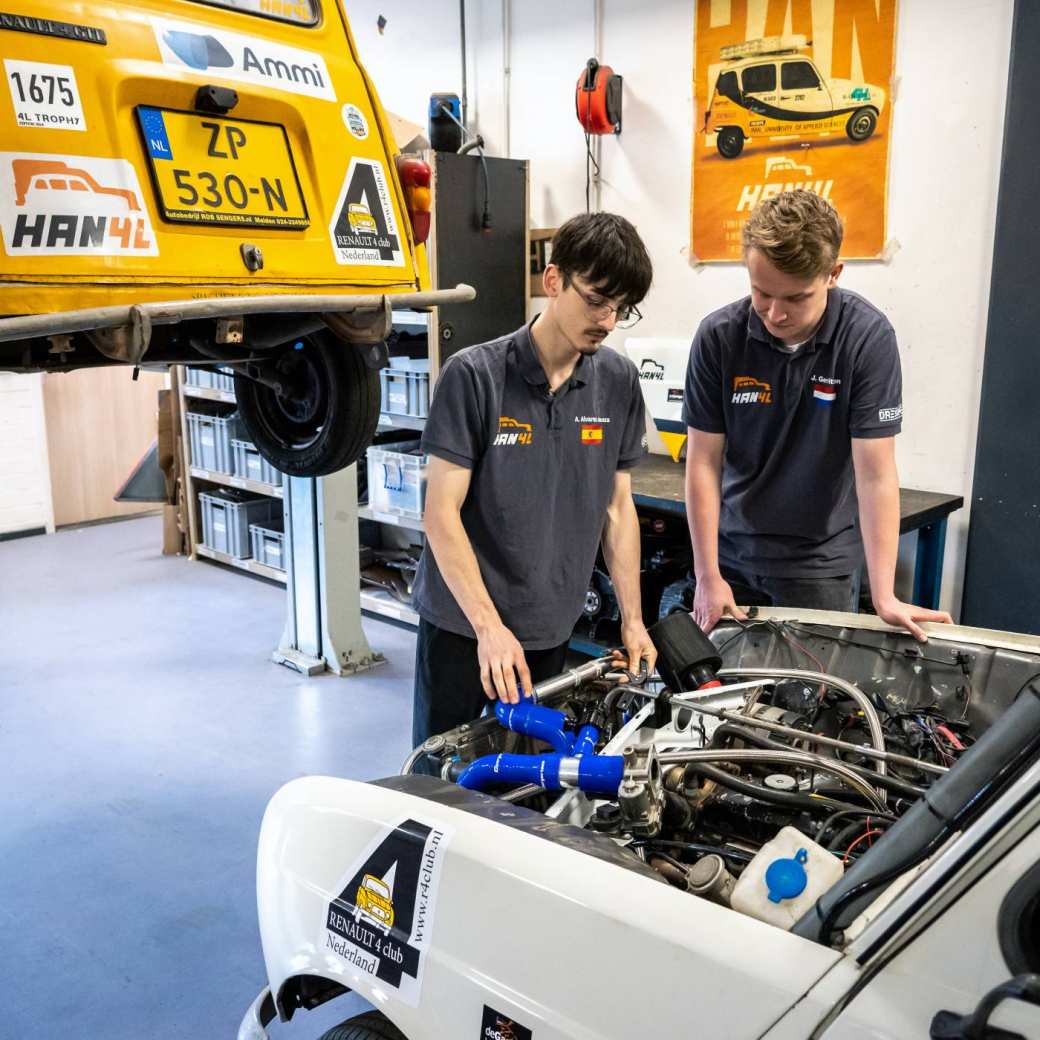 Studenten Alex en Jasper inspecteren één van de Renault 4L voertuigen