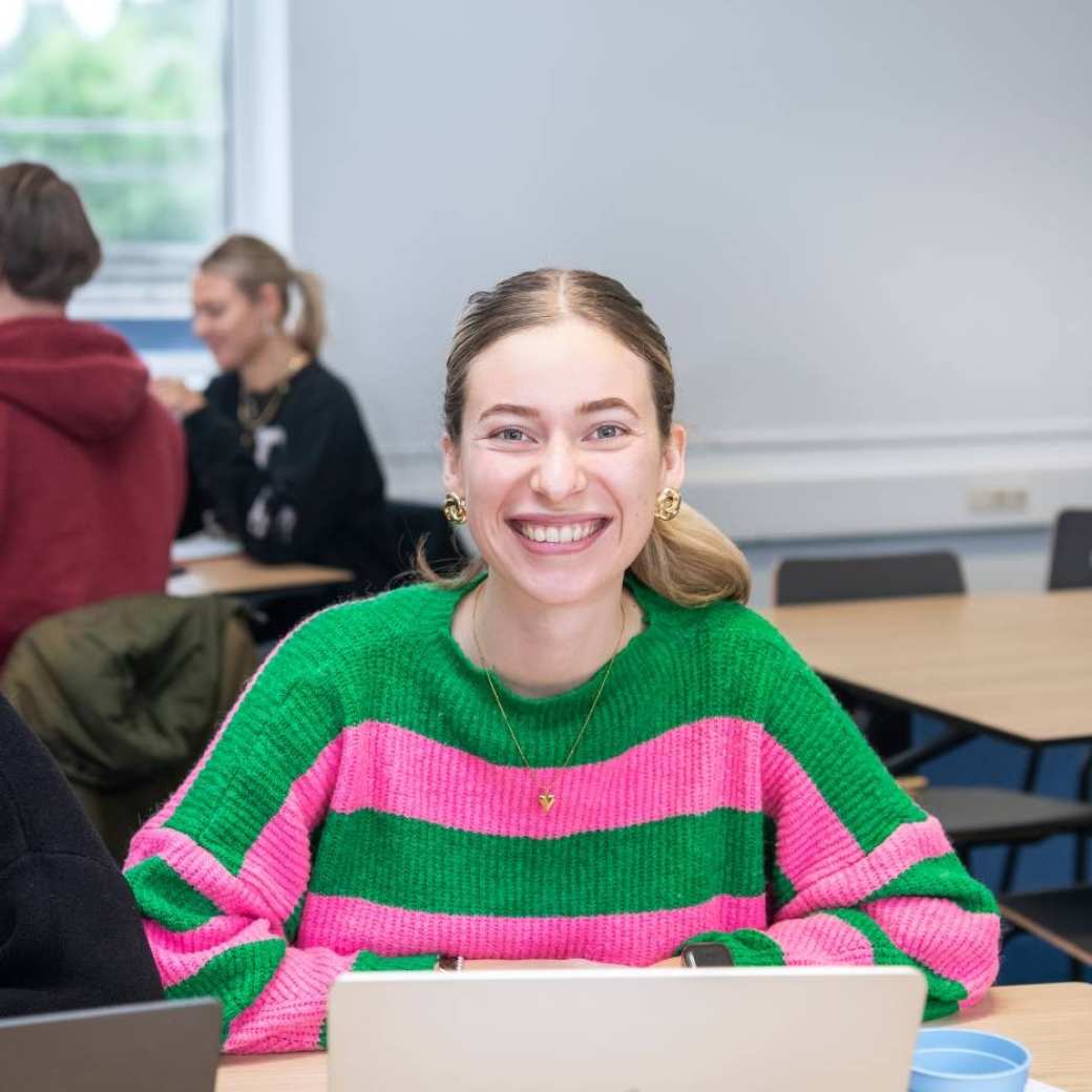 AMM LLO lachende Caitlyn tijdens social work deeltijd