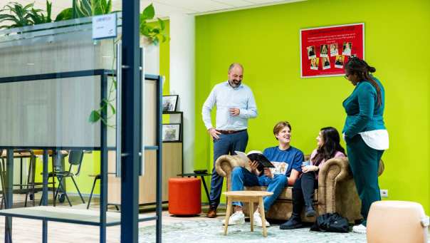Studenten en docenten van hbo human resource management in gesprek