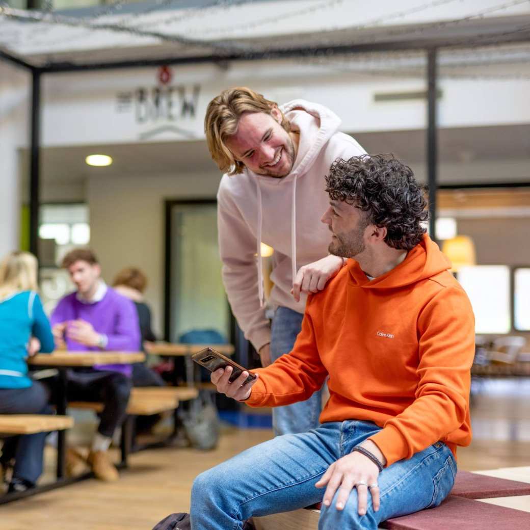 HAN Accountancy studenten in gesprek in het campuscafé op de laan van scheut 10 in Nijmegen