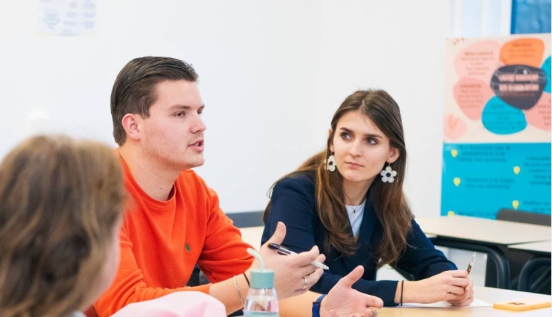 AMM LLO student legt iets uit tijdens les 2025