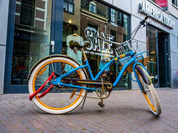 Arnhem fiets in winkelstraat