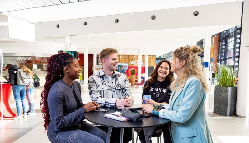 Marion Heijnen in gesprek met verschillende studenten t.b.v. Employer Branding campagne