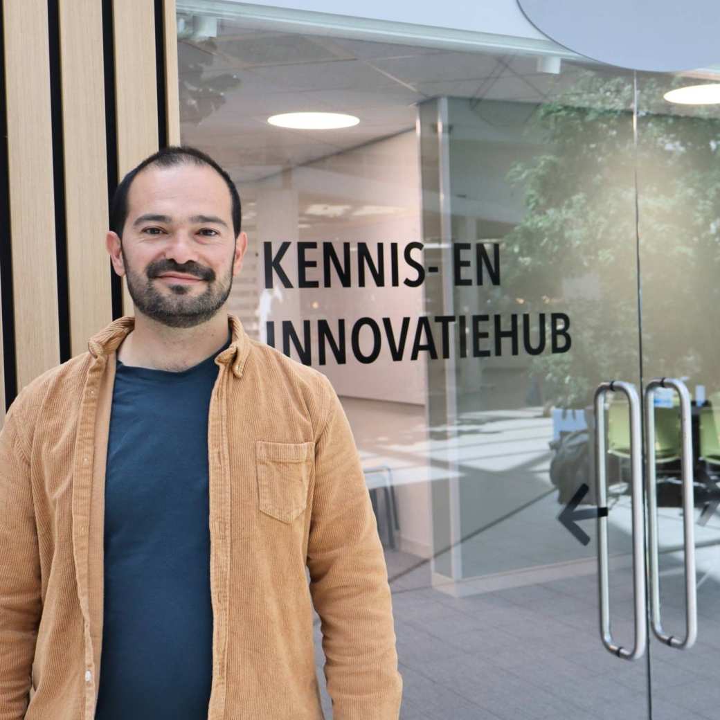 Erkan Yalcin bij de kennis- en innovatiehub op de HAN
