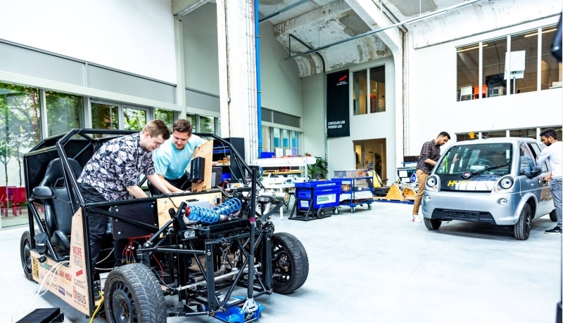 Studenten van de master Engineering Systems Automotive Systems bij de MORE Vehicle op IPKW.