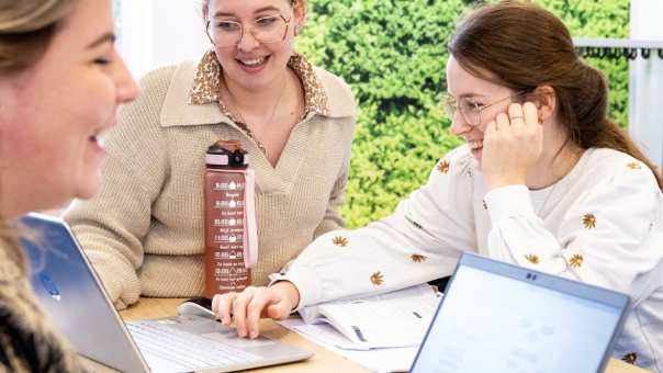 AMM LLO vier studenten werkend lachend iets uit