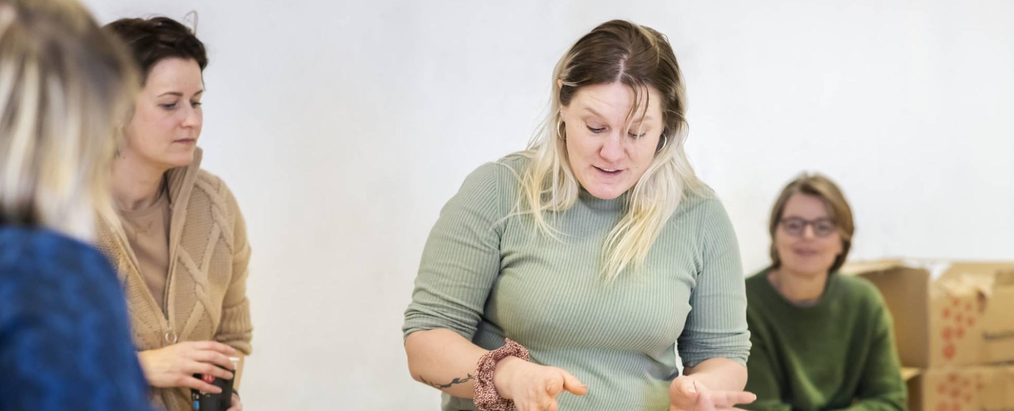 Studenten boetseren - Master beeldende therapie