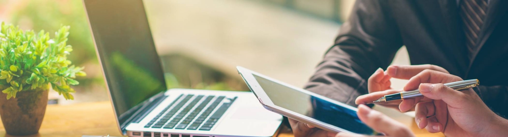 Stockfoto met laptop, papieren en financiën voor publicatie van het associate lectoraat Sustainable Finance & Tax van AFEM.