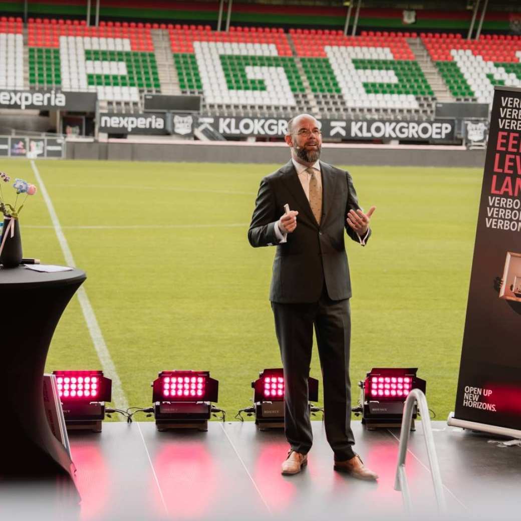 Rob Verhofstad spreekt tijdens de opening van het studiejaar