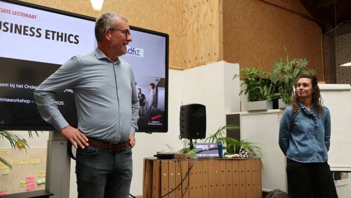 Associate lector Kim Meijer geeft een workshop bij het Ondernemerslab