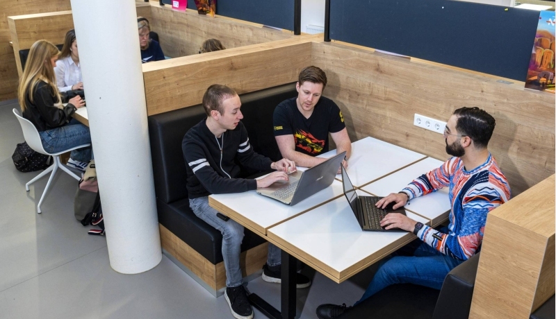 HAN IT en Mediadesign. Techgelderland innotatietool. Inclusive Digital Design & Engineering. Foto studenten in groepjes.