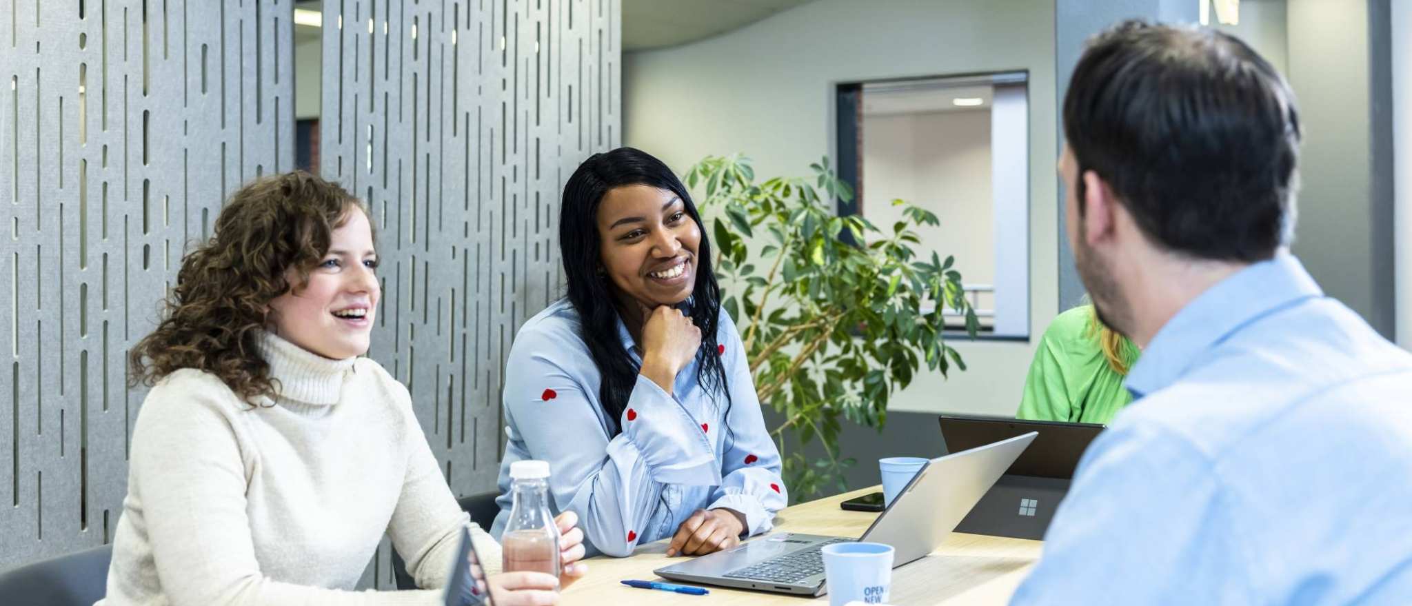 studenten accountancy deeltijd in overleg in gemeenschappelijke ruimte HAN Arnhem, finance, financieel, AFEM