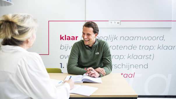 Student en docent bij het taalkwARtier.