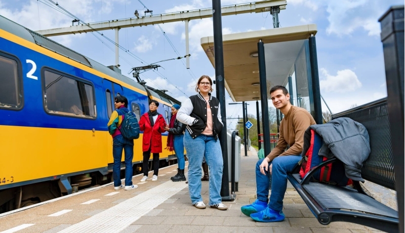 Diego, Nyugen, Chadionne, Noa and Andrei awaiting for the train at Arnhem train station.