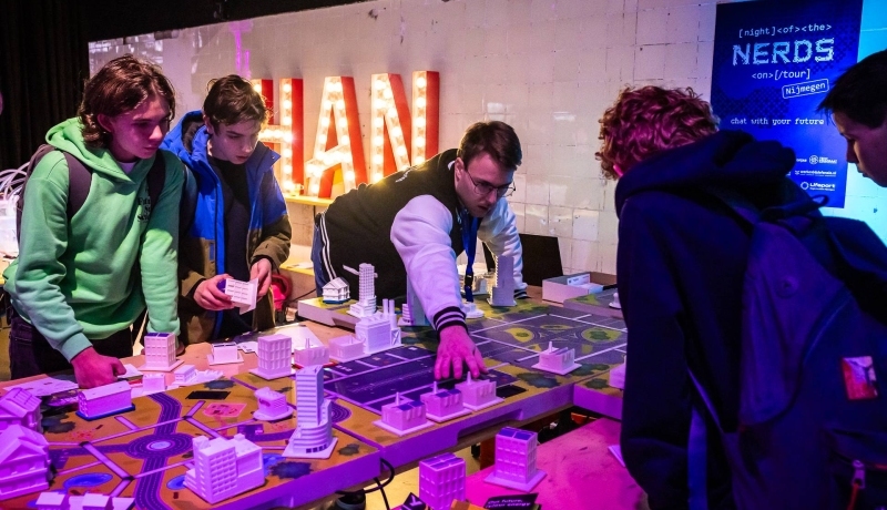 groep jongeren spelen een spel tijdens Night of the Nerds