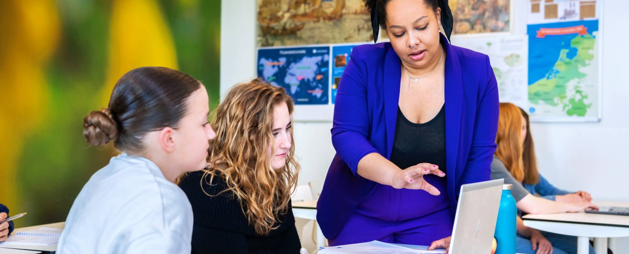 Docent legt iets uit