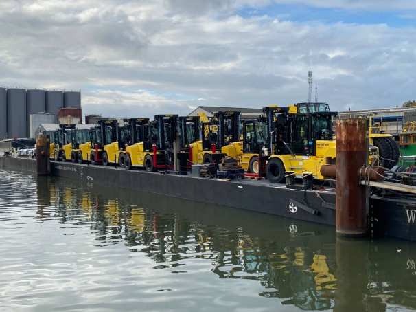 Aantal trucks van Hyster-Yale staan aan het water