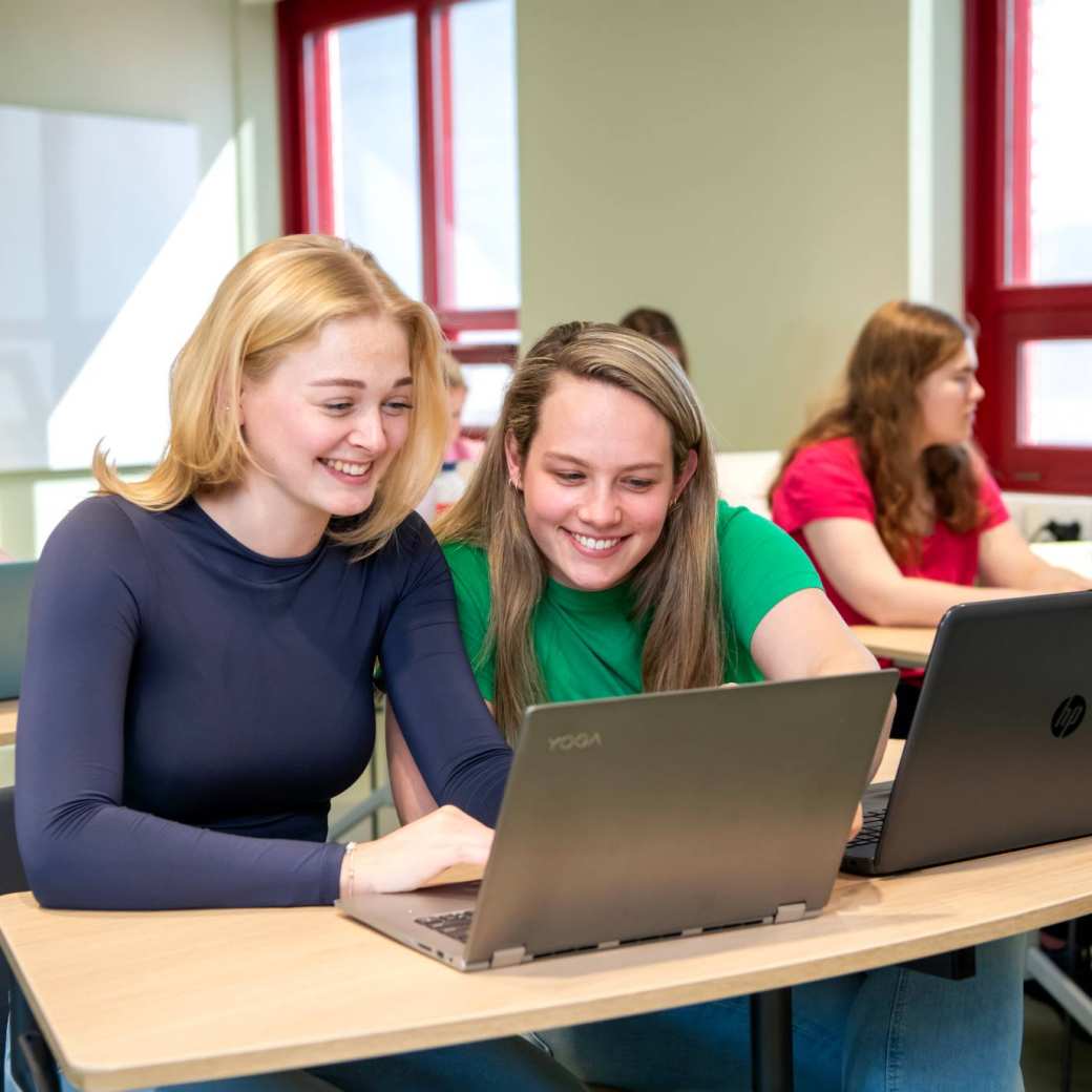 Twee Verpleegkunde studenten in gesprek achter de laptop