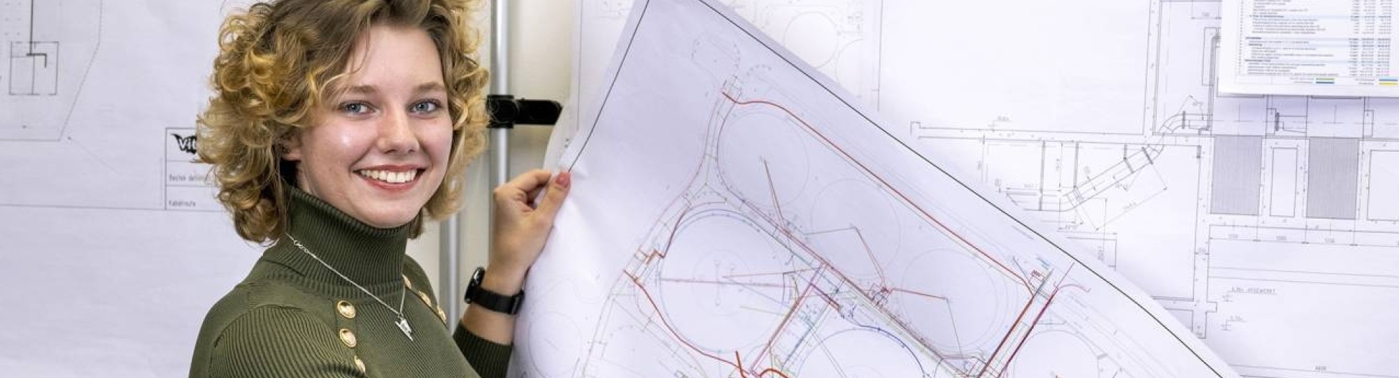 maja keukenschrijver met een installatietekening