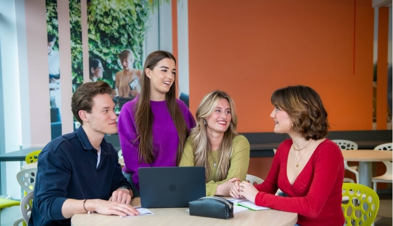 meerdere studenten van learning and development aan het praten