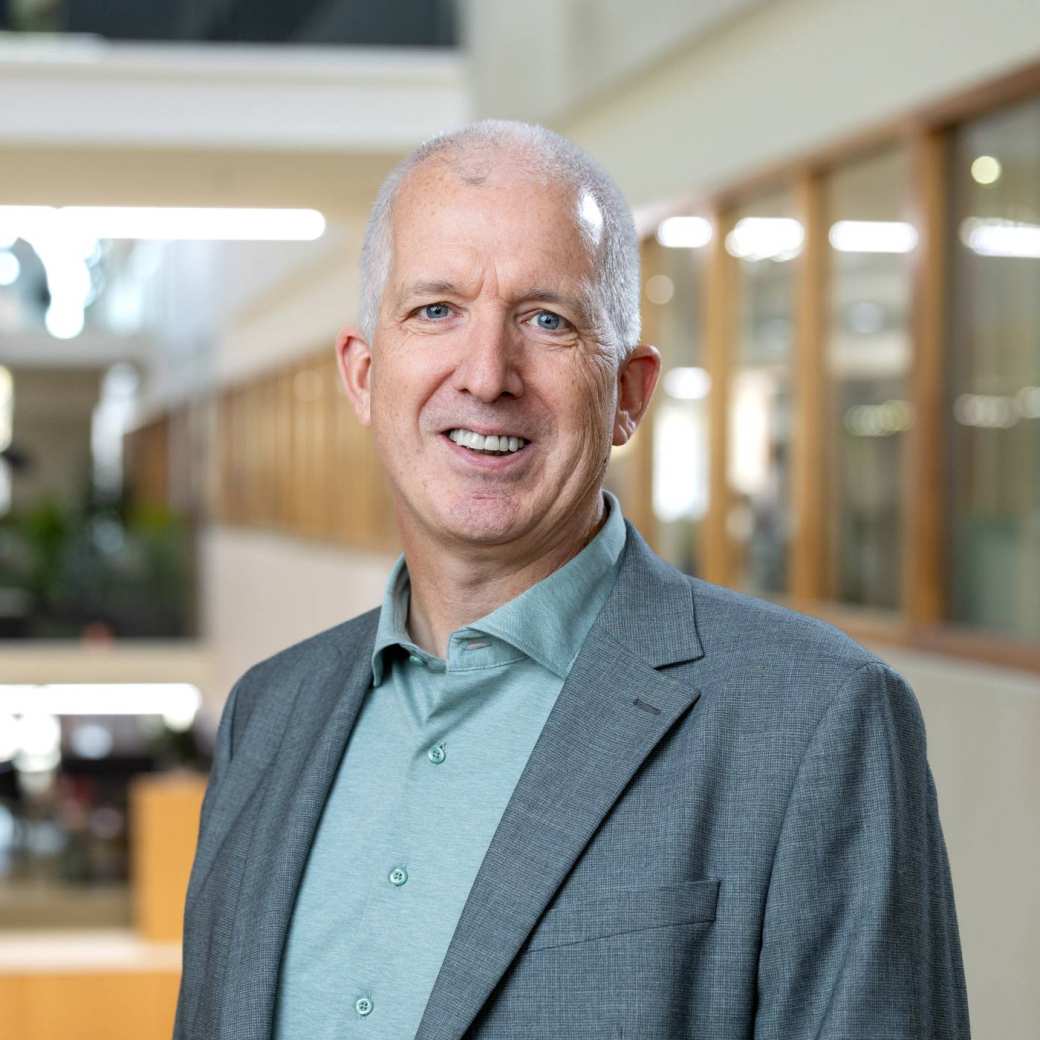 Lichtblauwe blouse dragend met blauw-grijze colbert