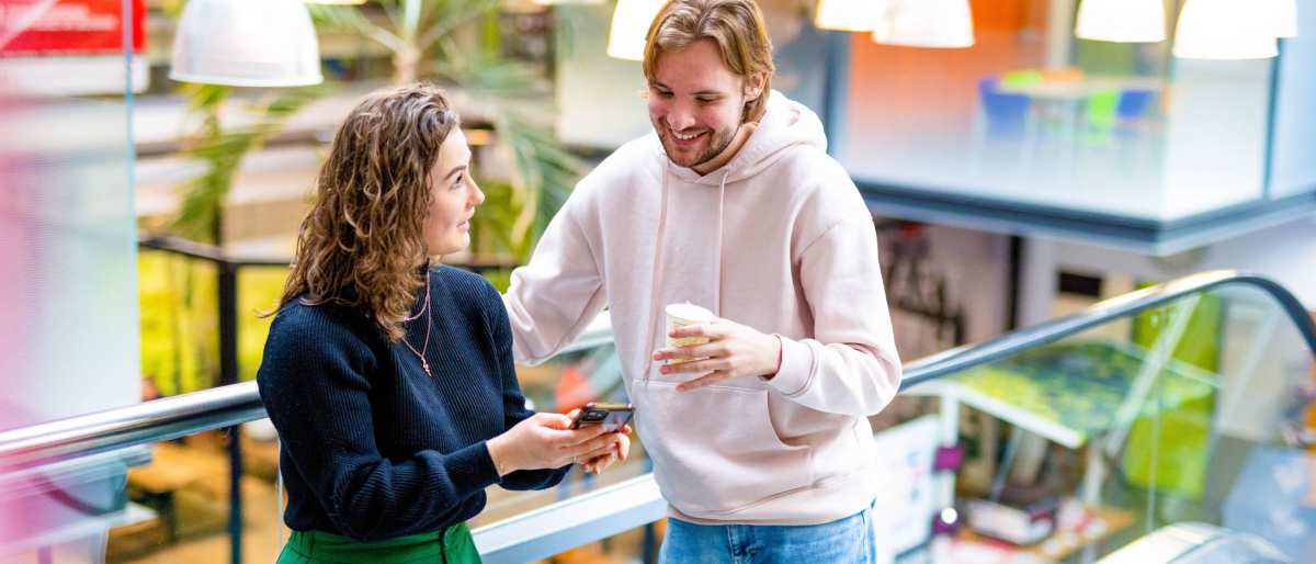 Accountancy student trappenhuis cafe financieel