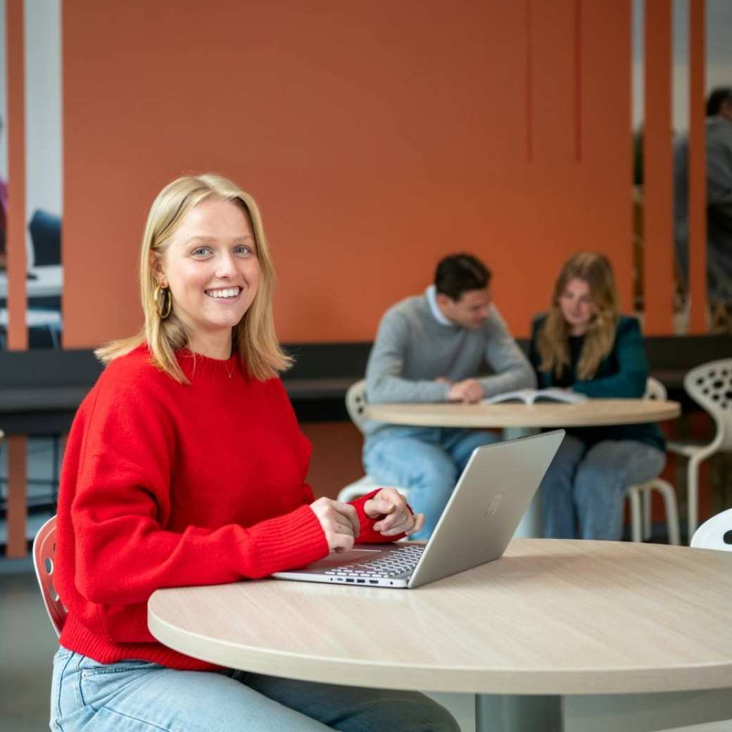 Student Facility Management HAN achter de laptop