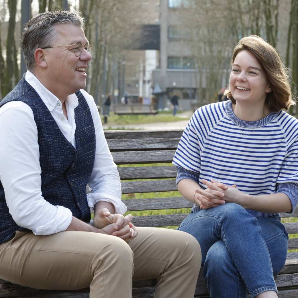 Studenten van de master Human Capital Innovatie buiten in gesprek tijdens de pauze. Urban setting. 