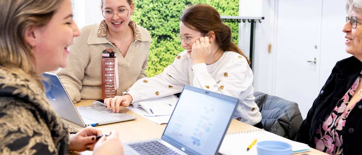 AMM LLO vier studenten werkend lachend iets uit