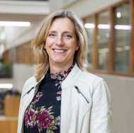 Gebloemde blouse, wit leren jasje