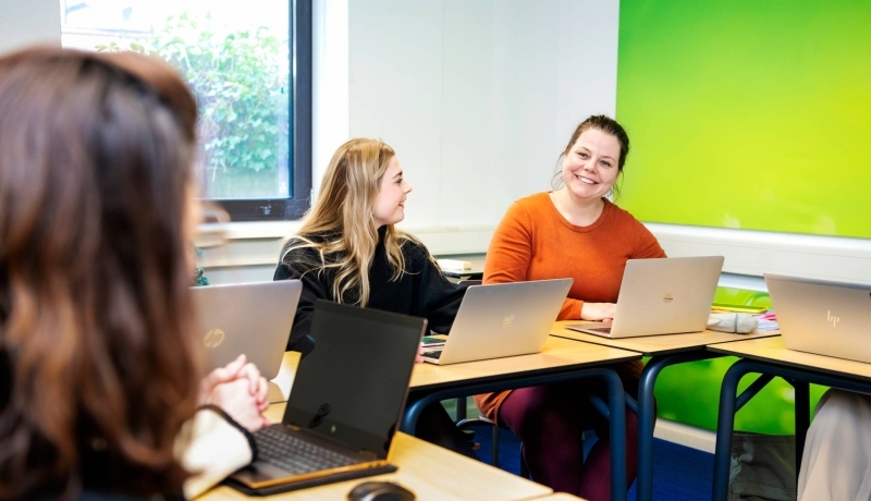 2 Cursisten Preventie en Taakverschuiving: Kansen voor Paramedici in gesprek achter een laptop