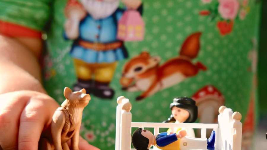 Een kind dat speelt met playmobile