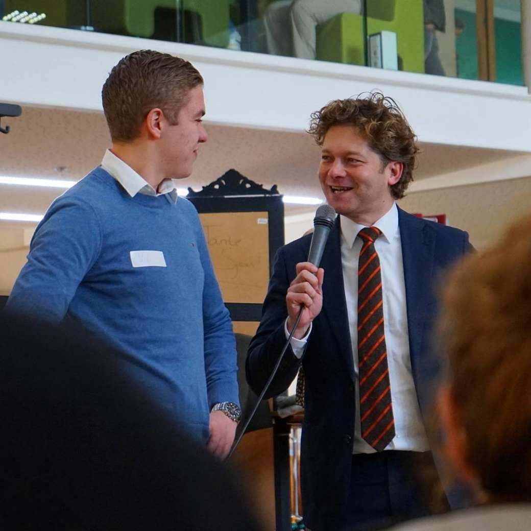Wethouder Tobias van Elferen opent de kledingruil georganiseerd door Vic Peters en een aantal studenten van de Green Office eind november op K35