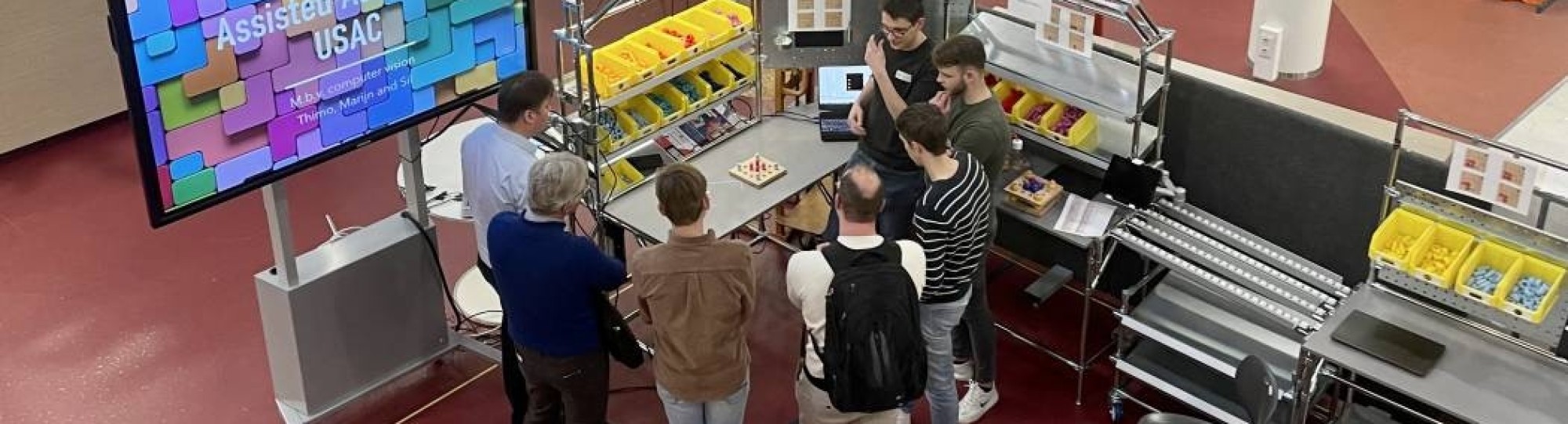 Presentaties en demonstraties van HAN-studenten bij de smart u-shaped assembly cell tijdens het HAN Lean Event