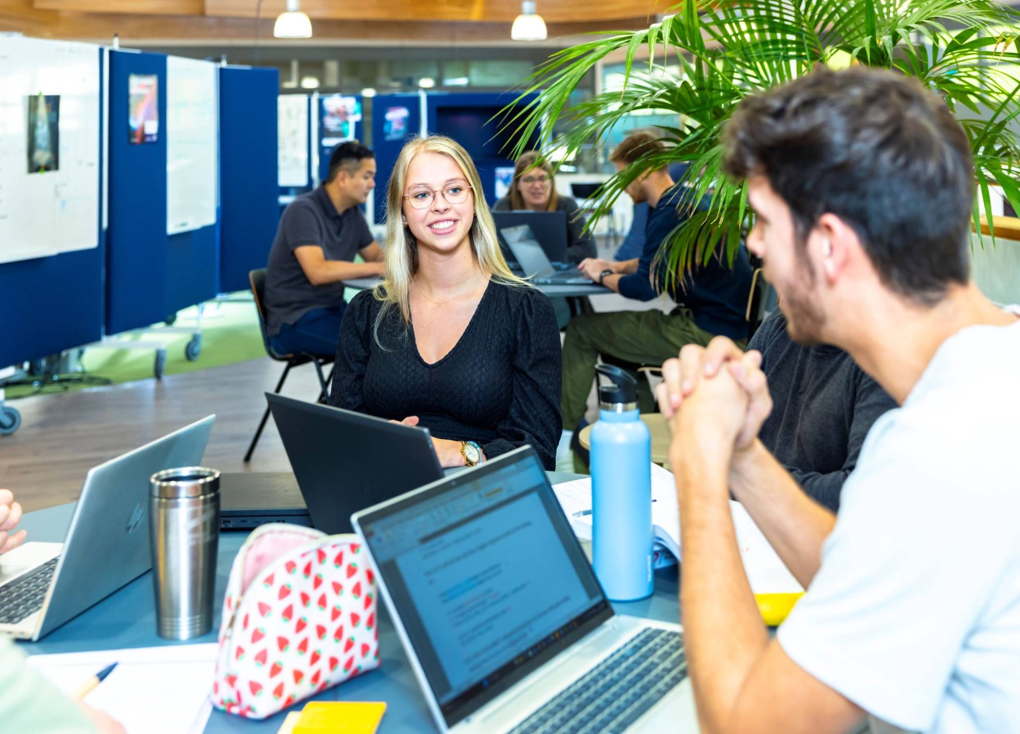Master Applied Data Science studenten bespreken studie met elkaar 