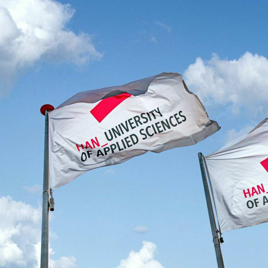 witte vlaggen, Nijmegen, branding, signing, vlaggenmast, duo, wokenlucht