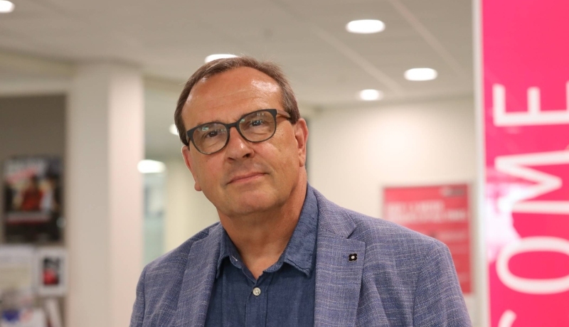 Portretfoto van kwartiermaker Morele Economie Paul van der Lecq. Genomen in de hal van Ruitenberglaan 31. 