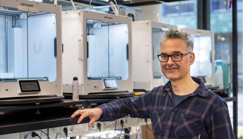 Rudie van den Heuvel bij een 3D printer