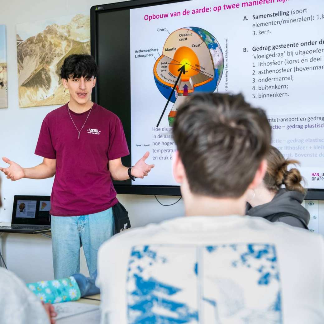 Studierichting onderwijs en opvoeding, student geeft les