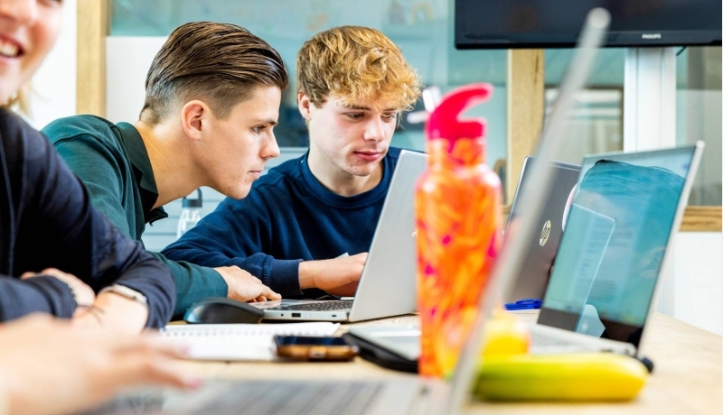 sportkunde sportqube 2 studenten achter laptop5 2023