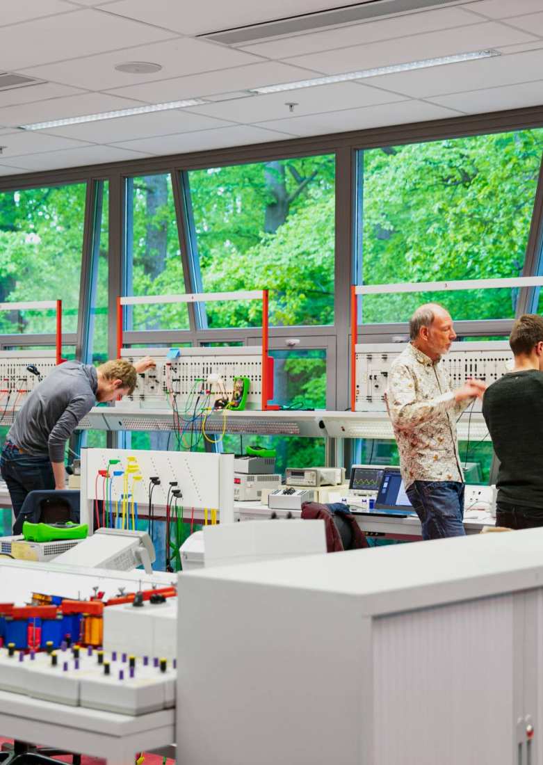 Studenten werken onder begeleiding van docent aan technische opdracht, embedded engineering, electrical and electronic engineering 