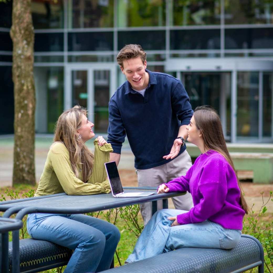 studenten van learning and development met elkaar in gesprek
