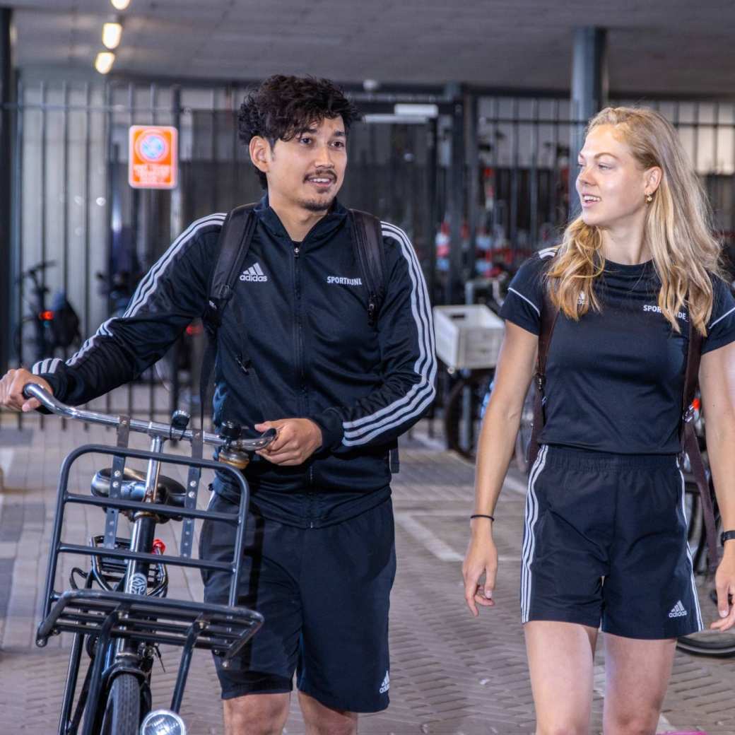 Student met fiets aan de hand