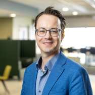 brildragend, blauwe blouse met daarover blauw jasje