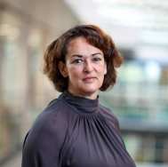 Portretfoto van Karin Westland, secretaresse bij van het Centrum Meervoudige Waardecreatie.